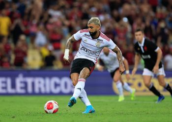Gabriel Barbosa elogia Léo Jardim por defesa de pênalti em Vasco x Flamengo