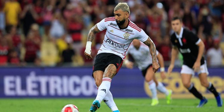 Gabriel Barbosa elogia Léo Jardim por defesa de pênalti em Vasco x Flamengo