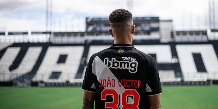 João Victor está lesionado? Confira se o zagueiro vai atuar pelo Vasco na Copa do Brasil