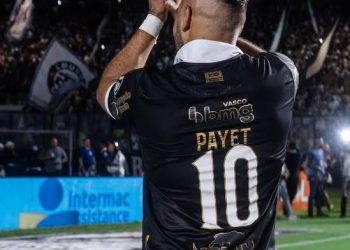Ainda em recuperação, Payet recebe visita da família no Rio