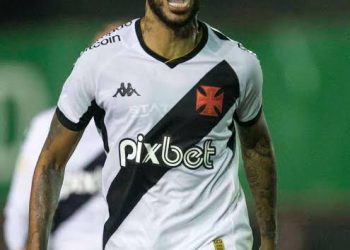 Jair, do Vasco, faz cirurgia bem-sucedida no joelho