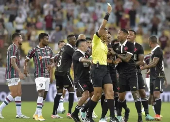 Se não tiver árbitro FIFA em Botafogo x Vasco, Cruzmaltino vai pedir reagendamento da partida