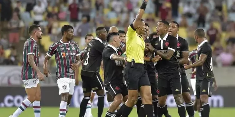 Se não tiver árbitro FIFA em Botafogo x Vasco, Cruzmaltino vai pedir reagendamento da partida