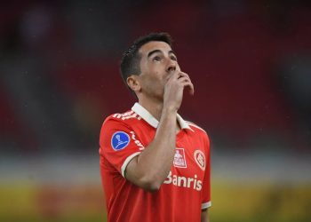 Vasco demora e ganha concorrente por Carlos de Pena