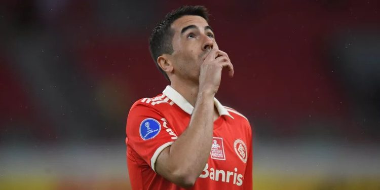 Vasco demora e ganha concorrente por Carlos de Pena