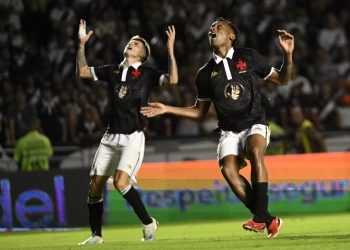 Vasco empresta atacante e fica sem opções no banco