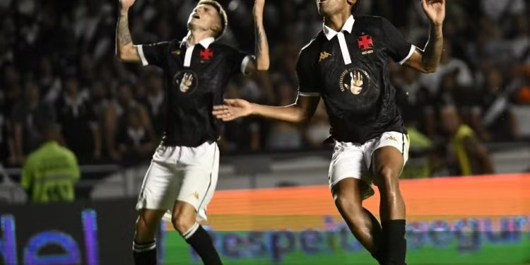 Vasco empresta atacante e fica sem opções no banco