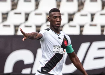 Léo, líder do Vasco, se torna voz importante contra o preconceito