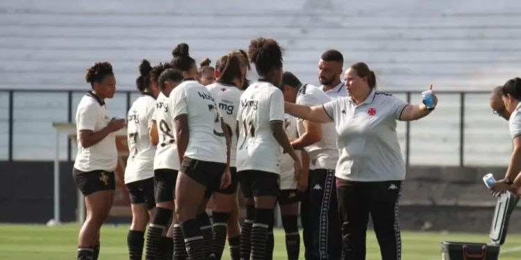 Vasco contrata três jogadoras para o futebol feminino
