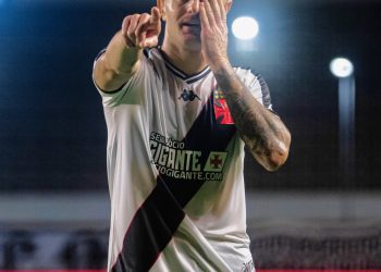 Paulinho? Hulk? Pedro? Vegetti, do Vasco, passa por cima dos atacantes