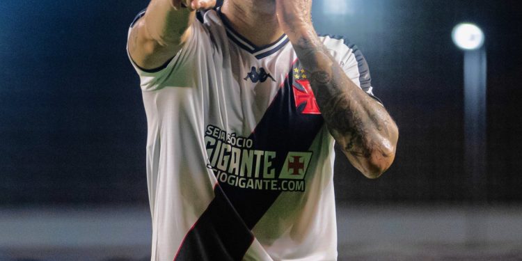 Paulinho? Hulk? Pedro? Vegetti, do Vasco, passa por cima dos atacantes