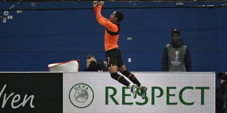 Voando! Cria do Vasco brilha na Europa