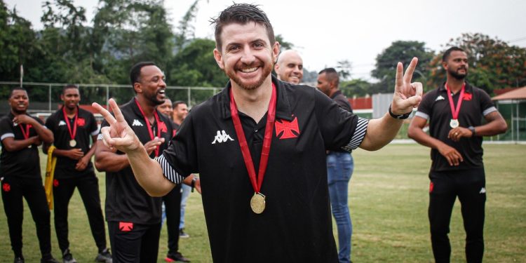 William Batista quebra o silêncio e fala sobre demissão no Vasco