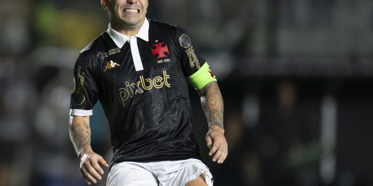 Após um Carioca em baixa, Vasco avança na renovação com Medel