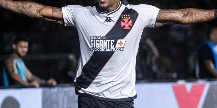 David vive momento de artilheiro no Vasco