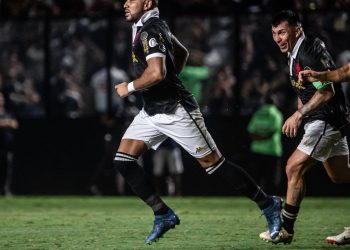 Dimitri Payet elogia torcida do Vasco e reflete: "Imagina em uma final de Copa do Brasil?"