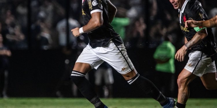 Dimitri Payet elogia torcida do Vasco e reflete: "Imagina em uma final de Copa do Brasil?"