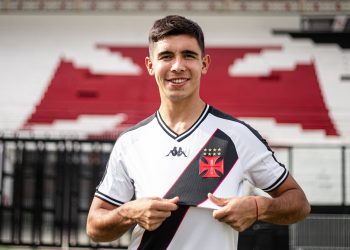 Ele chegou agora, pediu para bater pênalti e ajudou o Vasco na classificação
