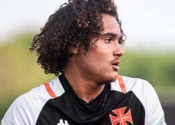 Goleiro do sub-20 do Vasco, Phillipe Gabriel treina entre os profissionais na ausência de Léo Jardim