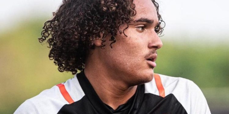 Goleiro do sub-20 do Vasco, Phillipe Gabriel treina entre os profissionais na ausência de Léo Jardim