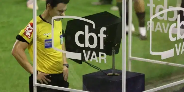 No Campeonato Brasileiro, árbitros irão explicar decisões do VAR ao público
