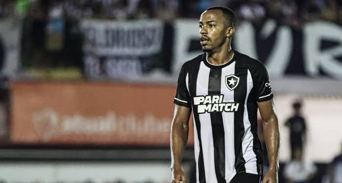 Dirigente do Botafogo fala sobre Marlon Freitas no Vasco