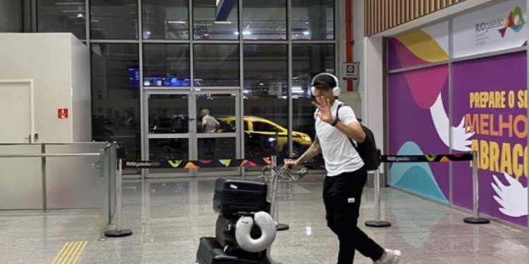 Novo reforço do Vasco, Clayton Silva desembarca no Rio e se coloca à disposição para domingo