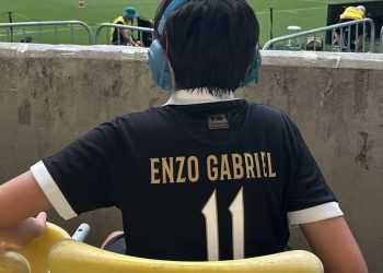 Torcedor autista do Vasco vai ao jogo contra o Nova Iguaçu e família se emociona: “Ele conseguiu”