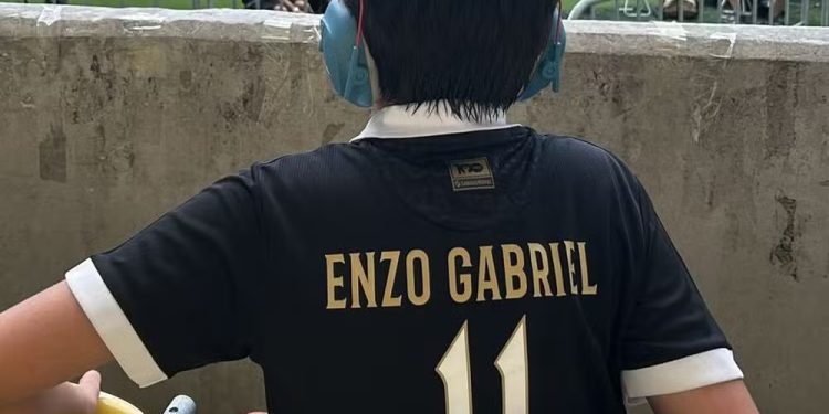 Torcedor autista do Vasco vai ao jogo contra o Nova Iguaçu e família se emociona: “Ele conseguiu”