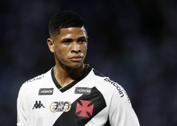 Barros voltará ao Vasco? Confira a situação do volante