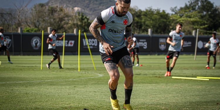 Vasco e Goiás se acertam sobre Rossi, mas jogador é obstáculo na negociação