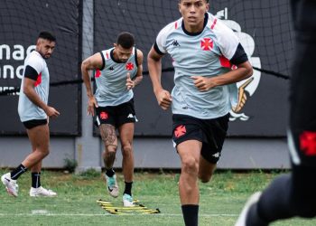 Crias da base do Vasco vem ganhando chances entre os profissionais nos treinamentos