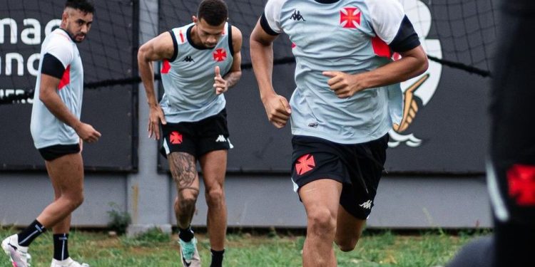 Crias da base do Vasco vem ganhando chances entre os profissionais nos treinamentos