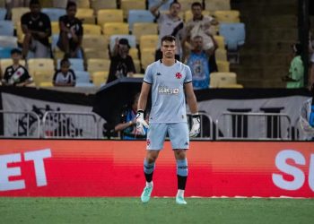 Léo Jardim bate recorde de defesa com a camisa do Vasco e recebe nota 10 no Sofascore
