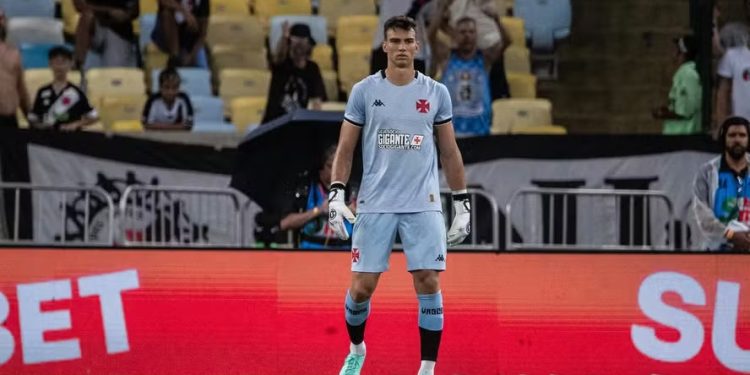 Léo Jardim bate recorde de defesa com a camisa do Vasco e recebe nota 10 no Sofascore