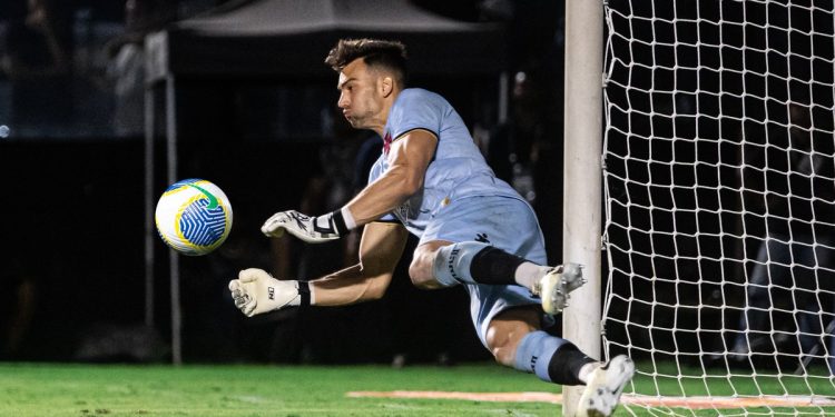 Léo Jardim é o goleiro da Série A com mais defesas em 2024