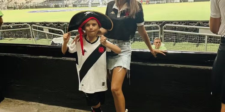 Menino faz homenagem para Léo Jardim em escola: "Dia de cabelo maluco"