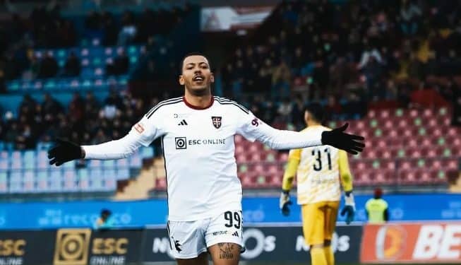 O que falta para Clayton Silva fechar com o Vasco? Entenda