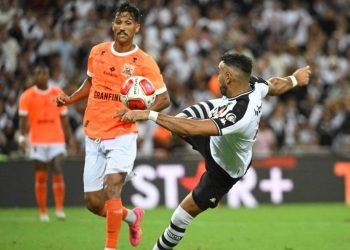 Renata Ruel comenta sobre linhas de impedimento em gol sofrido pelo Vasco: "bem questionável"