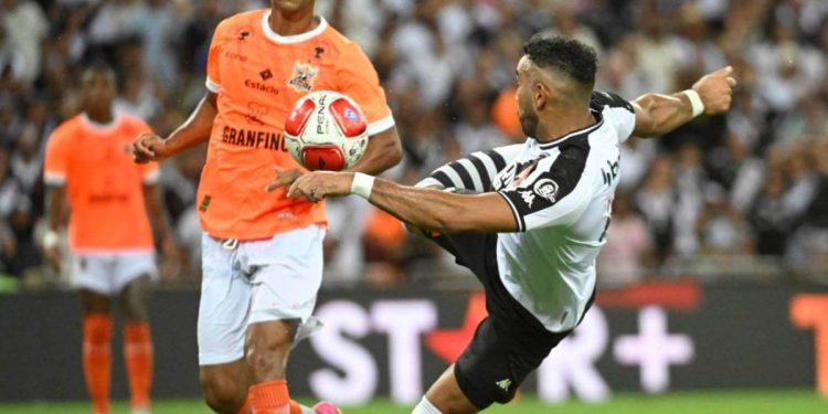 Renata Ruel comenta sobre linhas de impedimento em gol sofrido pelo Vasco: "bem questionável"