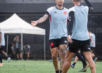 Vasco vence jogo-treino contra o Olária; veja resultado e gols