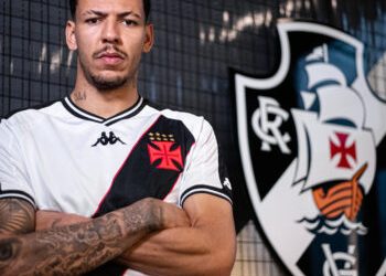 Clayton é destaque nos treinamentos e pode ser titular do Vasco