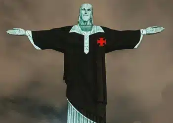 Cristo Redentor reflete uniforme do Vasco da Gama aos 100 anos da Resposta Histórica