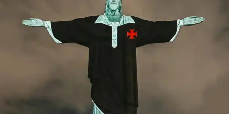 Cristo Redentor reflete uniforme do Vasco da Gama aos 100 anos da Resposta Histórica