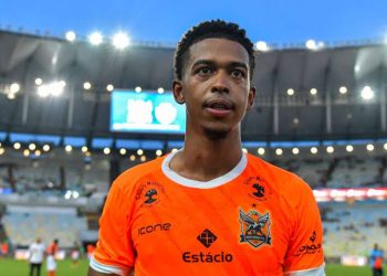 Com problemas de caixa, Vasco perdeu Carlinhos para o Flamengo mesmo negociando há mais tempo