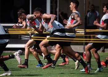 Jogadores da base treinaram entre os profissionais do Vasco nesta terça-feira