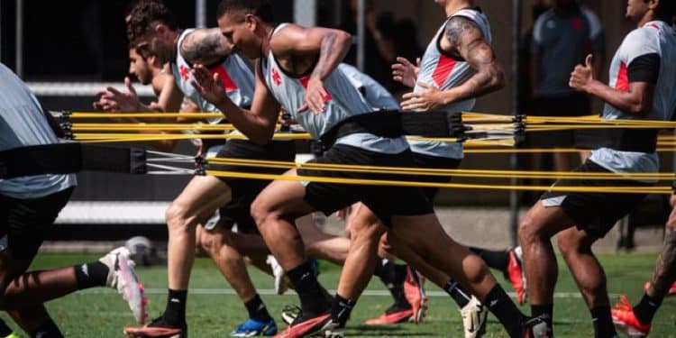 Jogadores da base treinaram entre os profissionais do Vasco nesta terça-feira