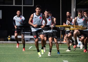 Vasco observa jovens da base durante treinos de preparação para o Brasileirão