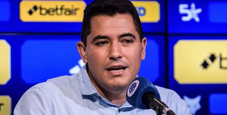 Vasco surpreende e tira diretor do Cruzeiro