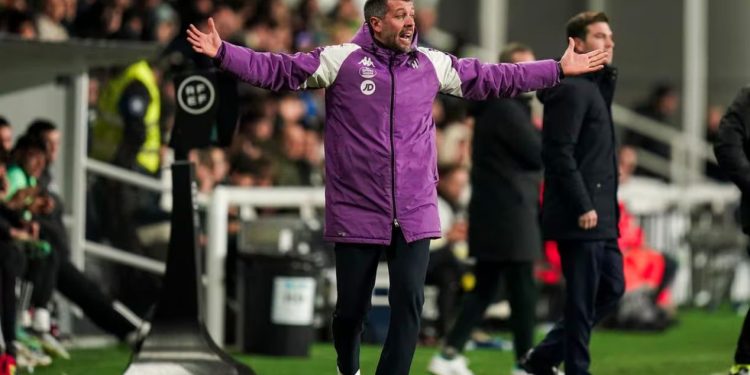 Vasco inicia contatos por Paulo Pezzolano